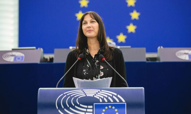 <strong>Υπερψηφίστηκε στην Ολομέλεια του ΕΚ ο νέος κανονισμός υποδομών εναλλακτικών καυσίμων του Fit</strong> <strong>for 55 που συνδιαμόρφωσε η Έλενα Κουντουρά – Φιλόδοξοι στόχοι για υποδομές ηλεκτροκίνησης και ισχυρή προστασία των δικαιωμάτων καταναλωτών</strong>