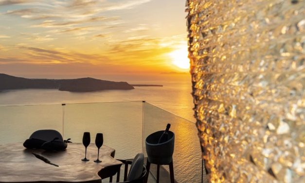Οκτώβριος στο Mavro Restaurant <strong><em>Λίγο πριν το τέλος μίας επιτυχημένης σεζόν το εστιατόριο με την ωραιότερη θέα στη Σαντορίνη, γεμίζει με αρώματα & γεύσεις φθινοπώρου.</em></strong>
