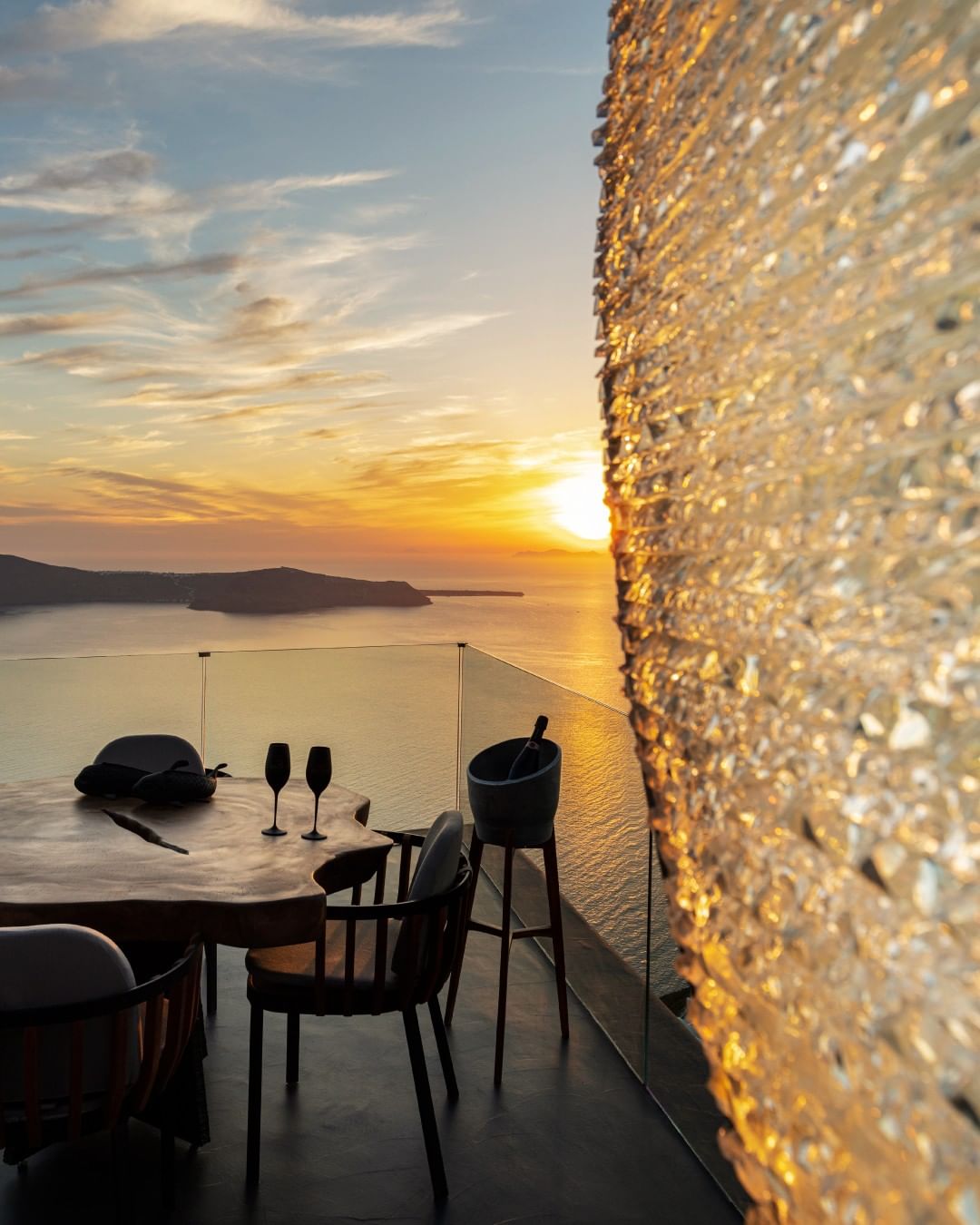 Οκτώβριος στο Mavro Restaurant Λίγο πριν το τέλος μίας επιτυχημένης σεζόν το εστιατόριο με την ωραιότερη θέα στη Σαντορίνη, γεμίζει με αρώματα & γεύσεις φθινοπώρου.