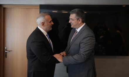 <strong>ΟΛΠ Α.Ε.: Συνάντηση του Αναπληρωτή Διευθύνοντος Συμβούλου κ. Παναγιώτη Τσώνη με τον Επίτροπο Βιώσιμων Μεταφορών και Τουρισμού της Ευρωπαϊκής Ένωσης κ. Απόστολο Τζιτζικώστα</strong>