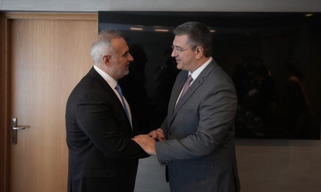 <strong>ΟΛΠ Α.Ε.: Συνάντηση του Αναπληρωτή Διευθύνοντος Συμβούλου κ. Παναγιώτη Τσώνη με τον Επίτροπο Βιώσιμων Μεταφορών και Τουρισμού της Ευρωπαϊκής Ένωσης κ. Απόστολο Τζιτζικώστα</strong>