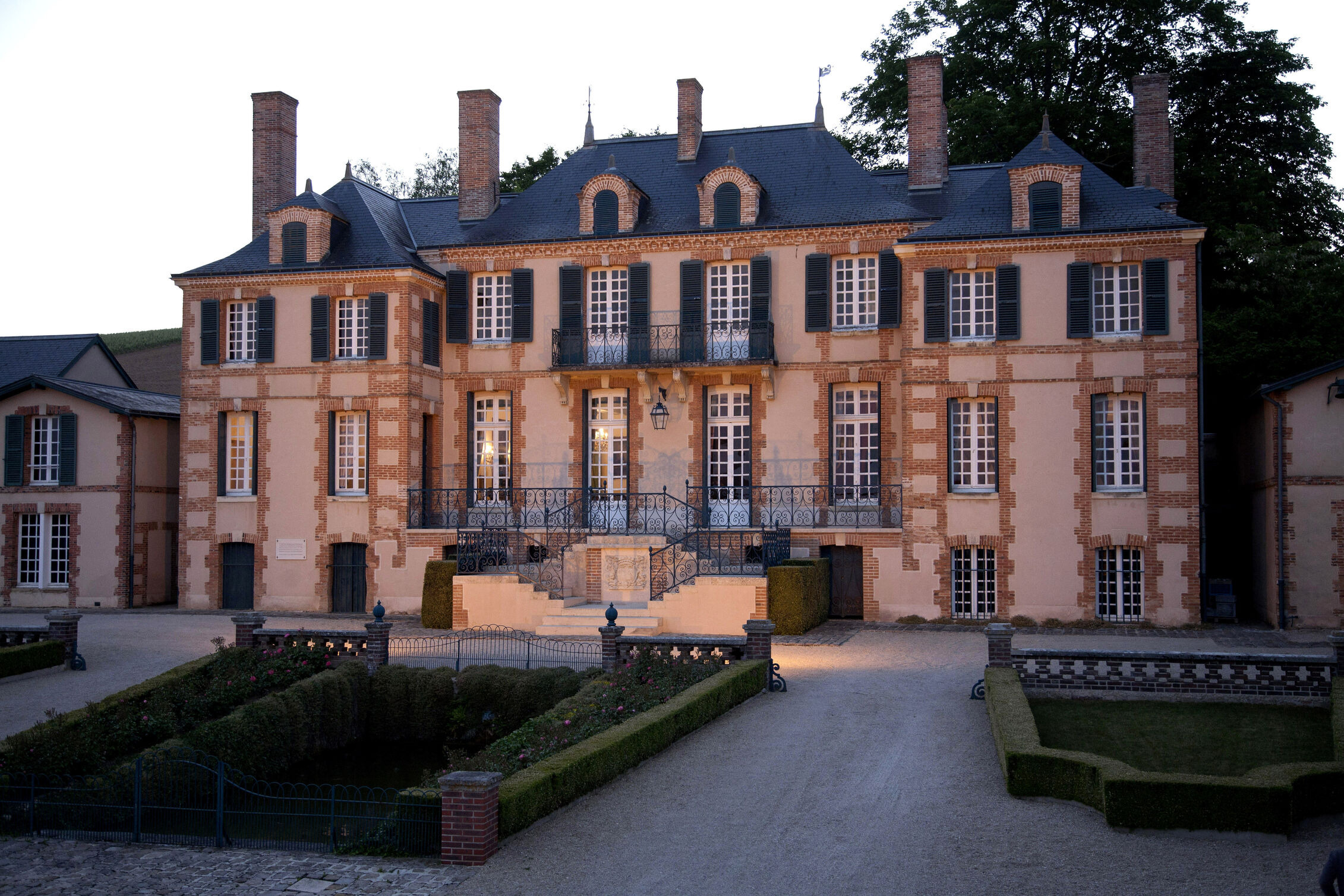 Ο ιστορικός οίκος σαμπάνιας, Taittinger Champagne ταξιδεύει στο Minos Beach Art Hotel