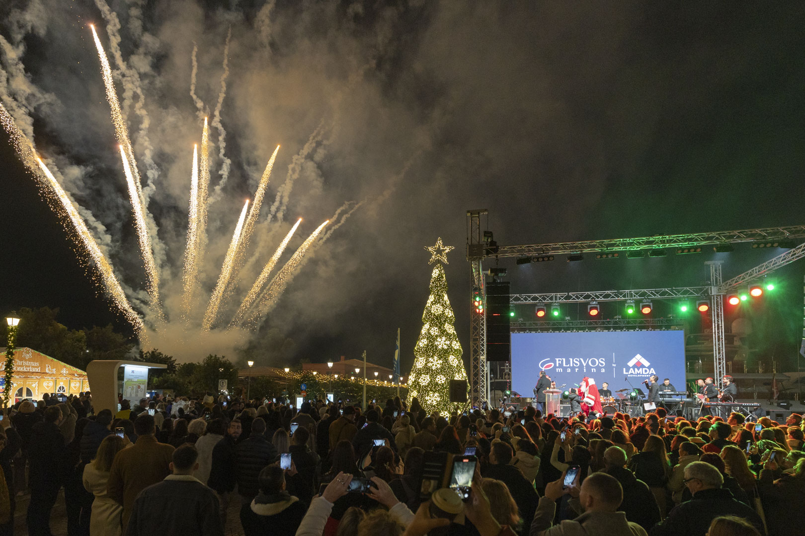 Μια λαμπερή βραδιά και ένας γιορτινός μήνας στη Μαρίνα Φλοίσβου  ￼