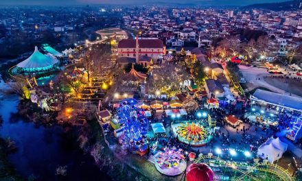 Τα Χριστουγεννιάτικα Πάρκα της Ελλάδας: Η μαγεία, η οικονομία και οι προκλήσεις της εορταστικής περιόδου