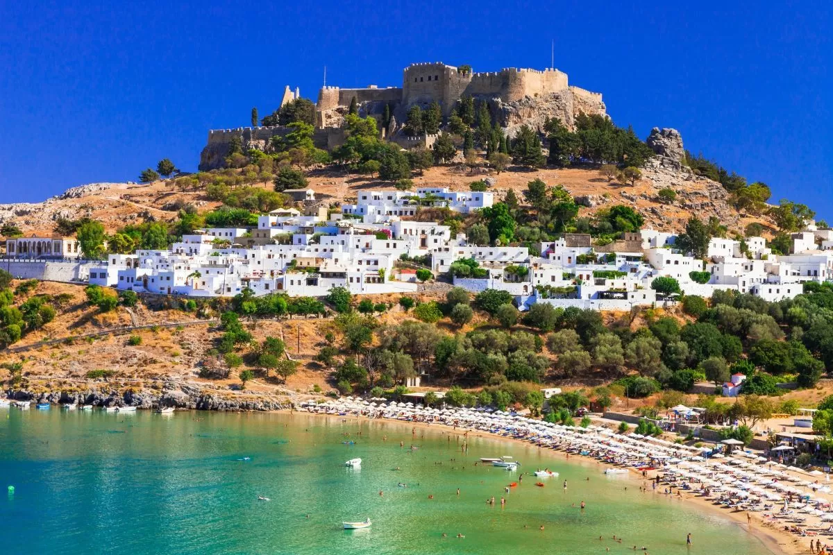 Απογειώθηκε ο τουρισμός στο ενδεκάμηνο Ιανουαρίου – Νοεμβρίου 2025 