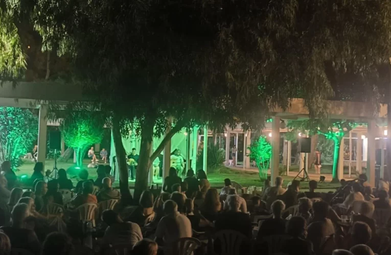 «Παρά θιν’ αλός» για όλους: Τέσσερις συναυλίες με απόδοση στην Ελληνική Νοηματική Γλώσσα
